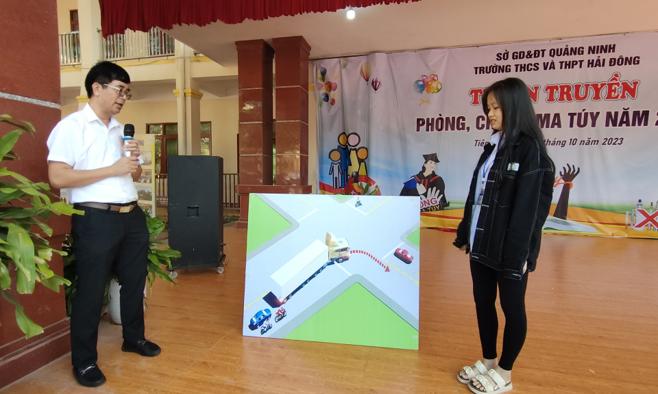 Ngoại khóa tuyên truyền cho học sinh về biển báo hiệu và kỹ năng lái xe an toàn