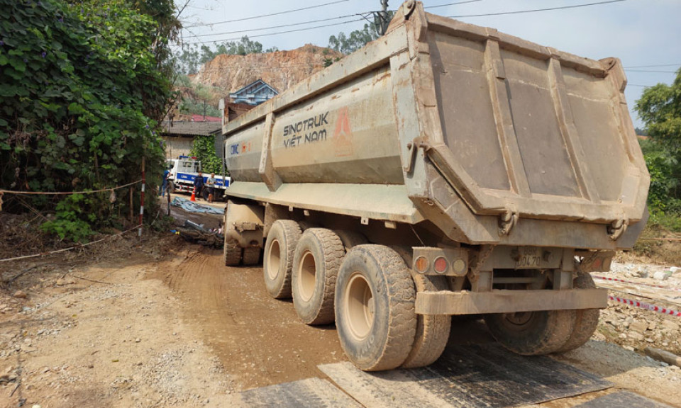 Va chạm với xe tải chở đất, người phụ nữ đi xe máy tử vong