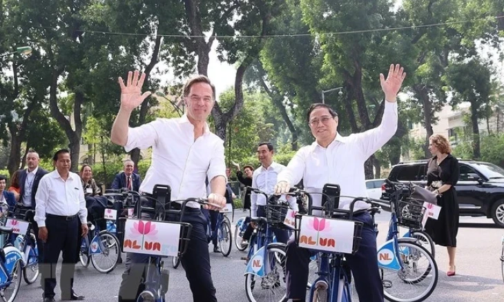 [In Pictures] Vietnamese and Dutch PMs take part in cycling tour around streets in Hanoi
