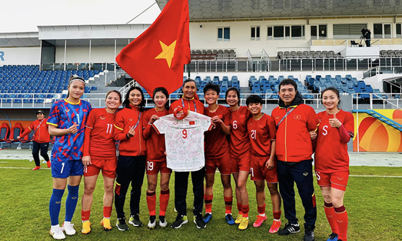 Vietnam women's football team give coach retirement gift