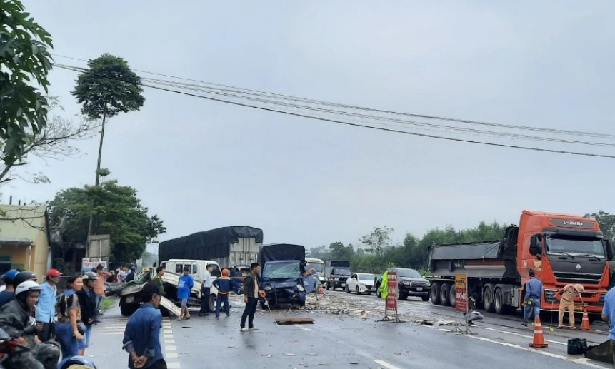 Tai nạn liên hoàn trên quốc lộ 1 khiến chiếc xe tải rụng hai bánh trước