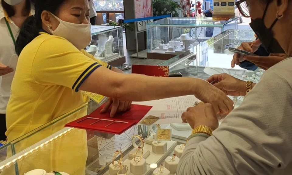 Lần đầu tiên giá vàng 9999 đạt mốc 60 triệu đồng