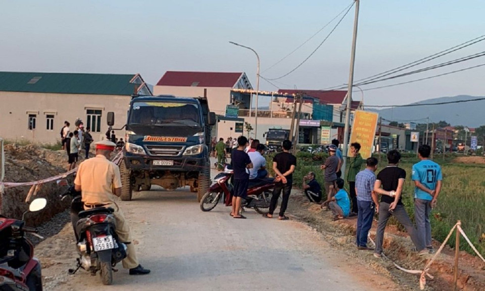 Một học sinh lớp 9 bị xe tải cán tử vong khi đi qua đường đang thi công