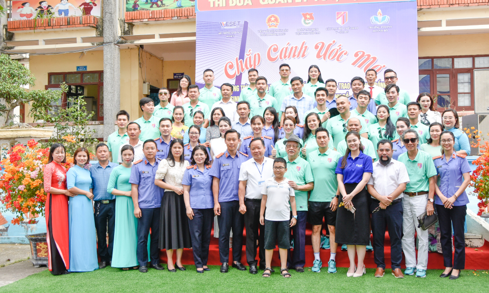 Tặng quà, học bổng cho học sinh Trường Phổ thông dân tộc nội trú Hoành Bồ (TP Hạ Long)