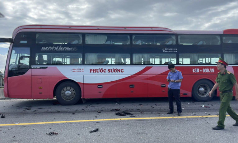 Ôtô khách đi vào đường cấm gây chết người