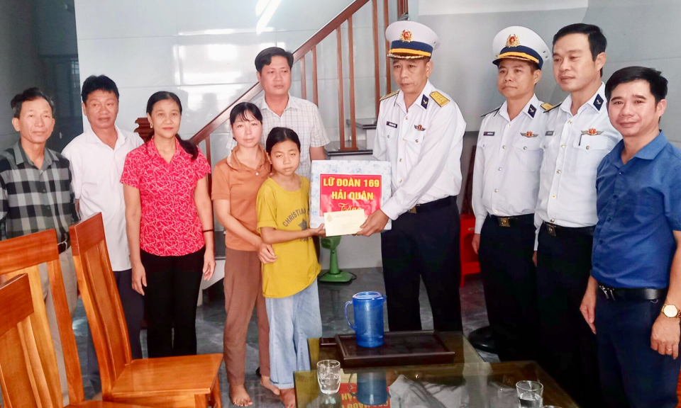 Lữ đoàn 169 Vùng 1 Hải quân thăm, tặng quà con ngư dân