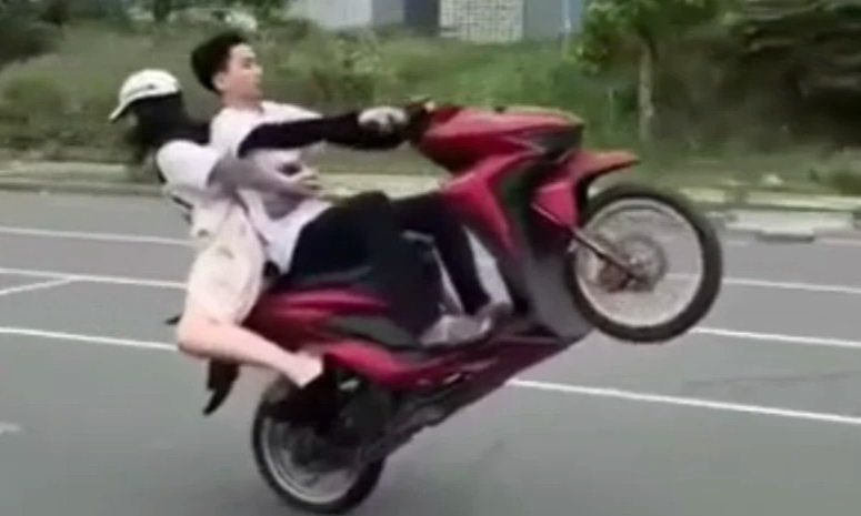 Xác minh clip đôi nam nữ đi xe máy, "làm xiếc" trên đường