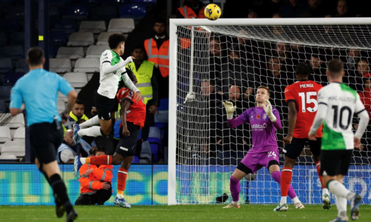 Luis Diaz cứu Liverpool ở phút bù Ngoại hạng Anh