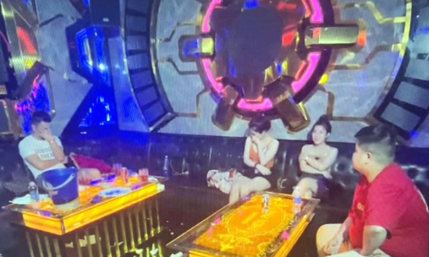 Nam, nữ thanh niên rủ nhau mở tiệc ma túy trong quán karaoke