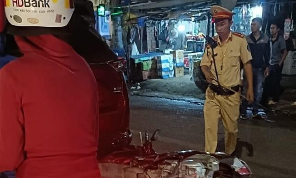 Xe tải lao vào 6 xe máy và 1 ô tô con đang dừng đèn đỏ