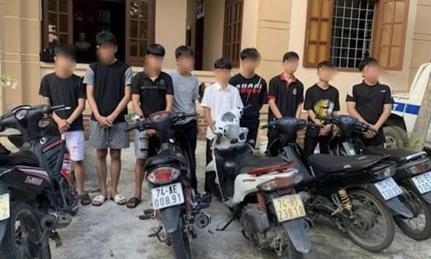 Nhóm quái xế dàn cảnh mang hung khí diễu phố để quay clip câu 'like'