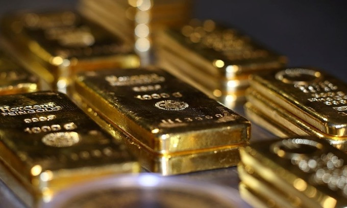 Gold prices continue to fall