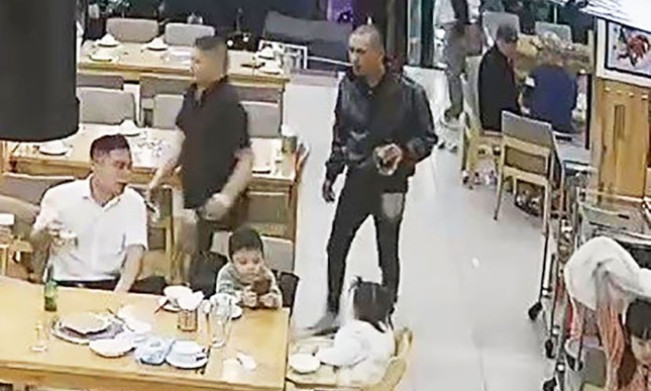 Ba cháu bé gào khóc, cầu cứu khi người cha bất ngờ bị đánh dã man tại nhà hàng