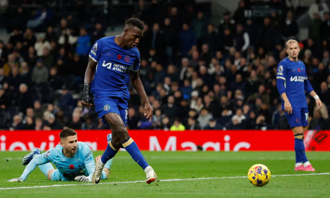 Chelsea đè bẹp Tottenham khi chơi hơn hai người