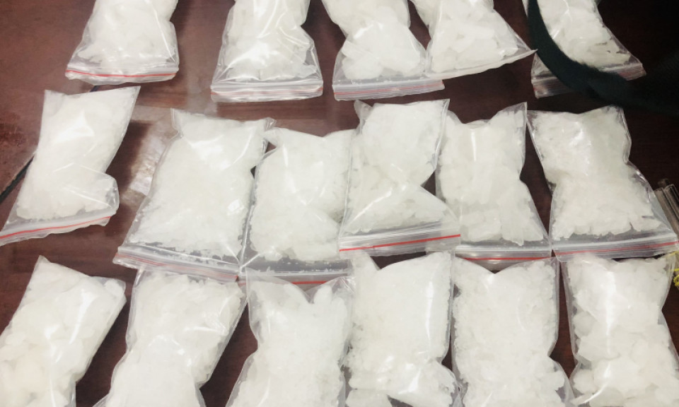 Bắt quả tang đối tượng vận chuyển gần 1kg ma túy đá