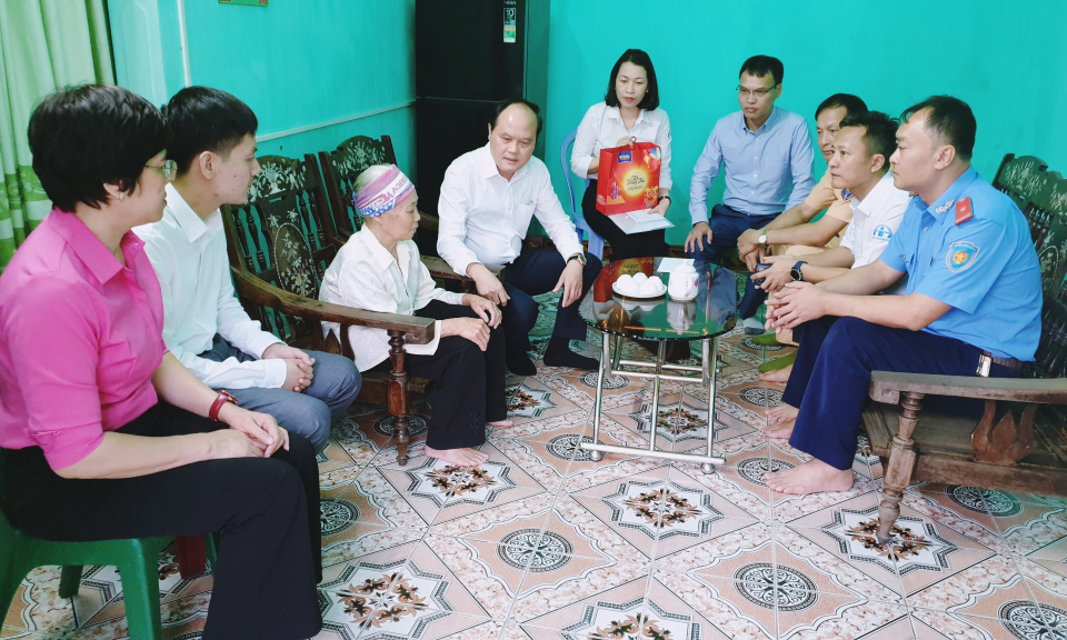 Ban An toàn giao thông tỉnh thăm tặng quà nạn nhân tai nạn giao thông
