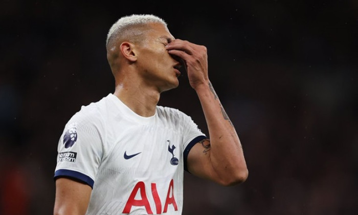 Đang bay cao, Tottenham nhận hung tin