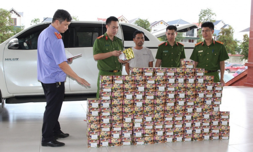 Xoá đường dây buôn bán pháo nổ xuyên quốc gia
