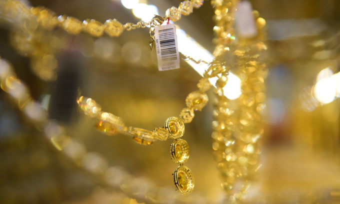Gold prices gain slightly