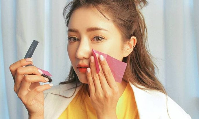 Sử dụng giấy thấm dầu có khiến da mặt bị khô?