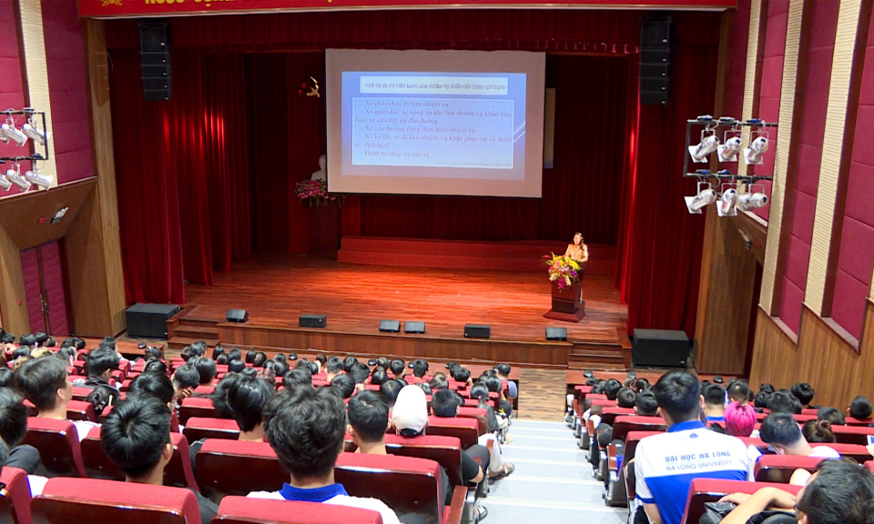 Tuyên truyền Luật giao thông  cho sinh viên Trường Đại học Hạ Long