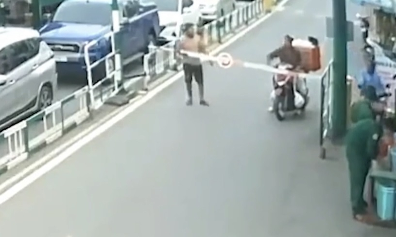 Hai người đàn ông đi xe máy ngược chiều hung hãn tấn công nhân viên phà Cát Lái