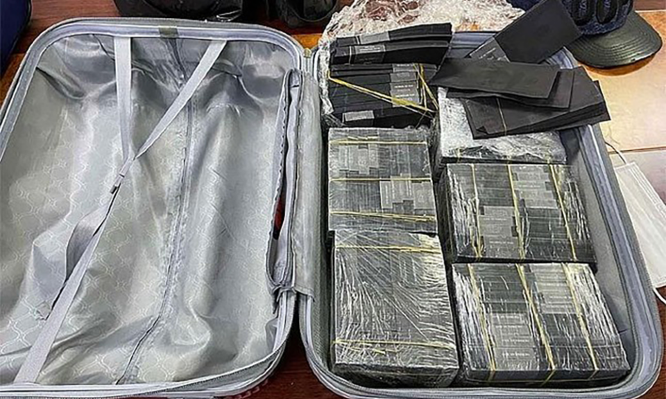 Ngăn chặn vụ chuyển hơn 1 triệu USD giả sang nước ngoài