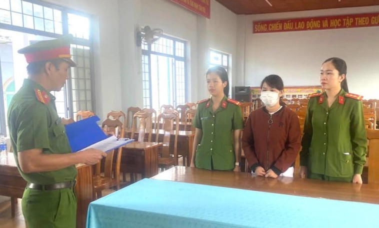 Một phụ nữ bị bắt vì xé biên bản, đạp Cảnh sát giao thông