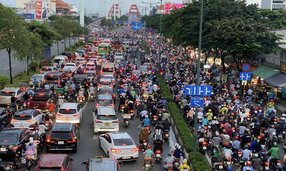Cửa ngõ sân bay Tân Sơn Nhất ùn tắc nghiêm trọng sau vụ tai nạn chết người