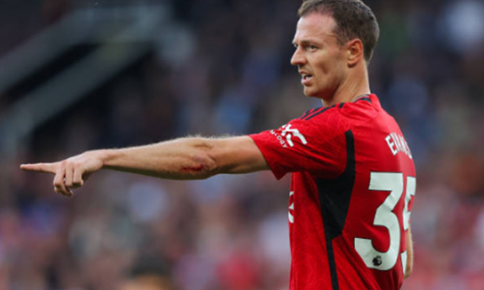 Ten Hag cập nhật tình hình của Jonny Evans