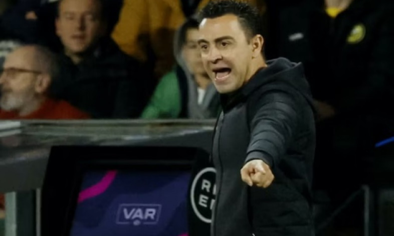 Barca ra phán quyết cho Xavi