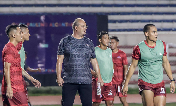 HLV Philippines nắn gân Việt Nam trước vòng loại World Cup