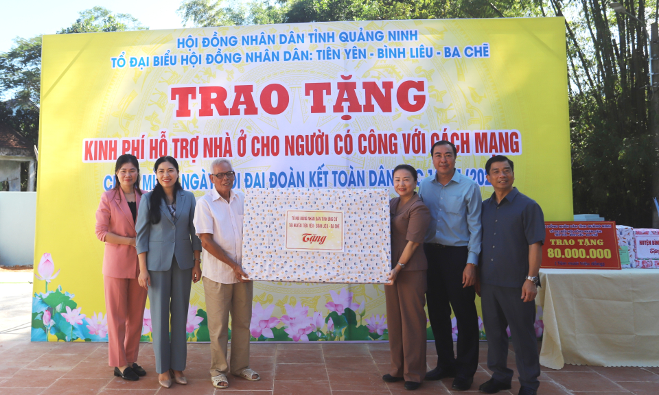 Trao tặng kinh phí hỗ trợ nhà ở cho người có công với cách mạng