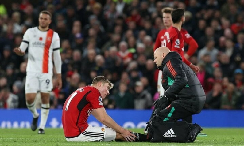 Thắng chật vật đối thủ yếu, Man Utd tổn thất nặng nề