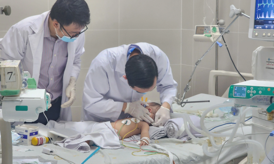 Cứu sống bé trai 10 tháng tuổi bị tay chân miệng ngưng tim mạch