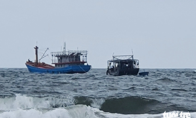 Tàu sắt 18m không người, có chữ nghi tàu Trung Quốc trôi dạt ngoài biển