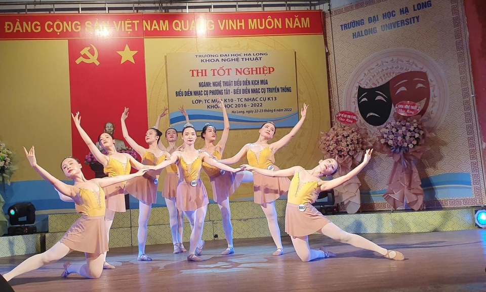 Khi giảng viên là văn nghệ sĩ
