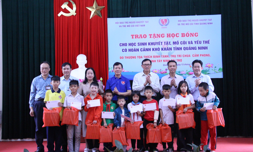 Hội Bảo trợ NKT&TMC Việt Nam trao học bổng cho học sinh khuyết tật, trẻ mồ côi trên địa bàn tỉnh