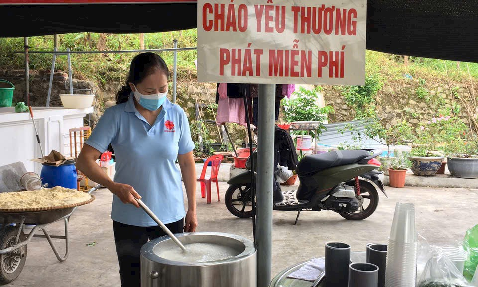 Người góp phần thắp lên "ngọn lửa" nhân ái