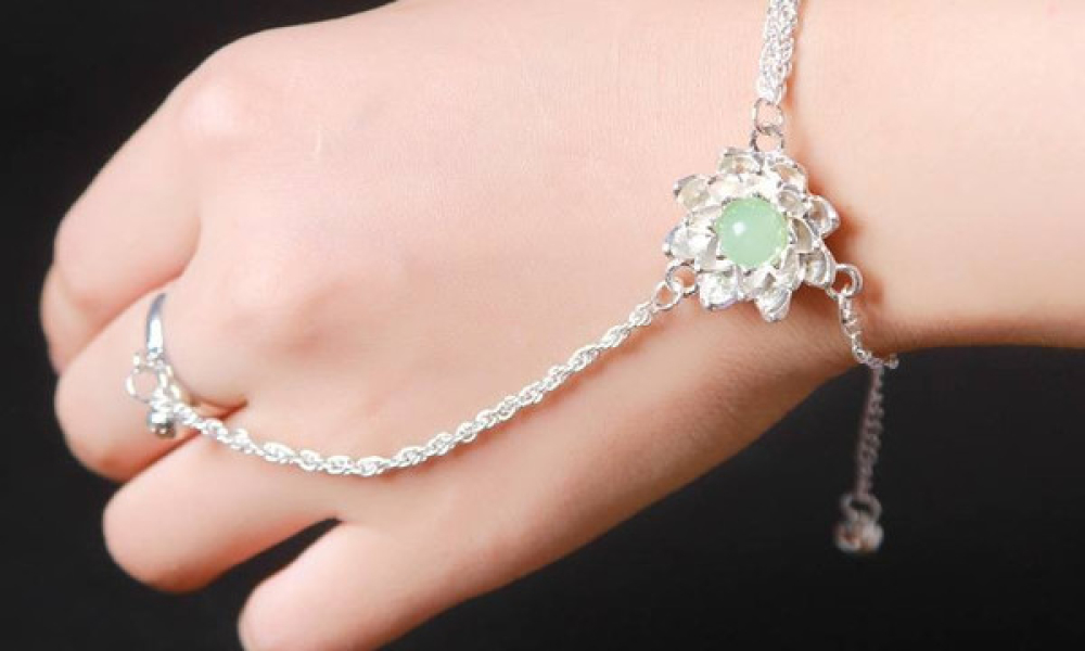 Vòng bạc đeo tay lọt vào ổ điện khiến nữ sinh bị điện giật tử vong