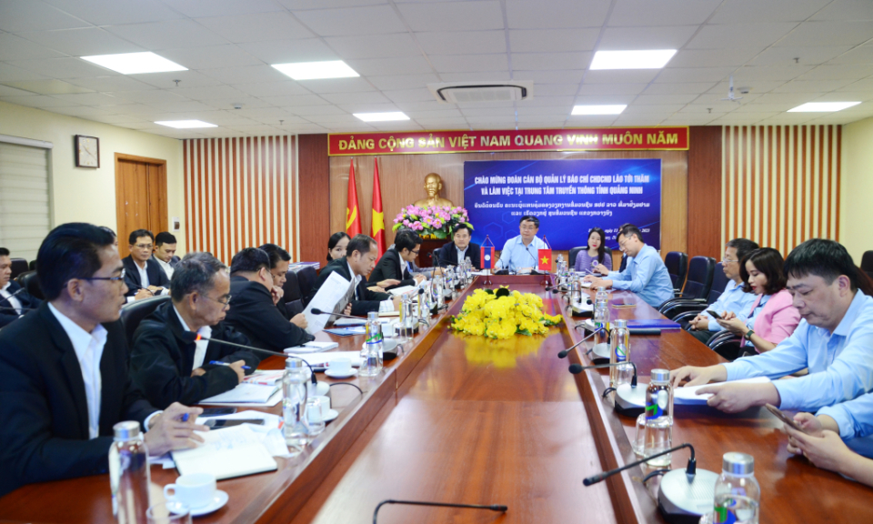 老挝新闻媒体机构干部领导代表团来访广宁省传媒中心