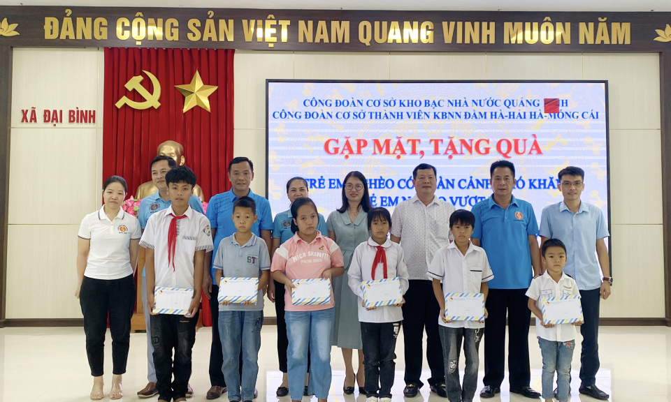 Tặng quà cho trẻ em có hoàn cảnh khó khăn xã Đại Bình
