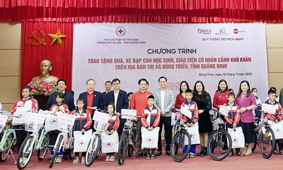 Trao tặng quà, xe đạp cho học sinh, giáo viên có hoàn cảnh khó khăn