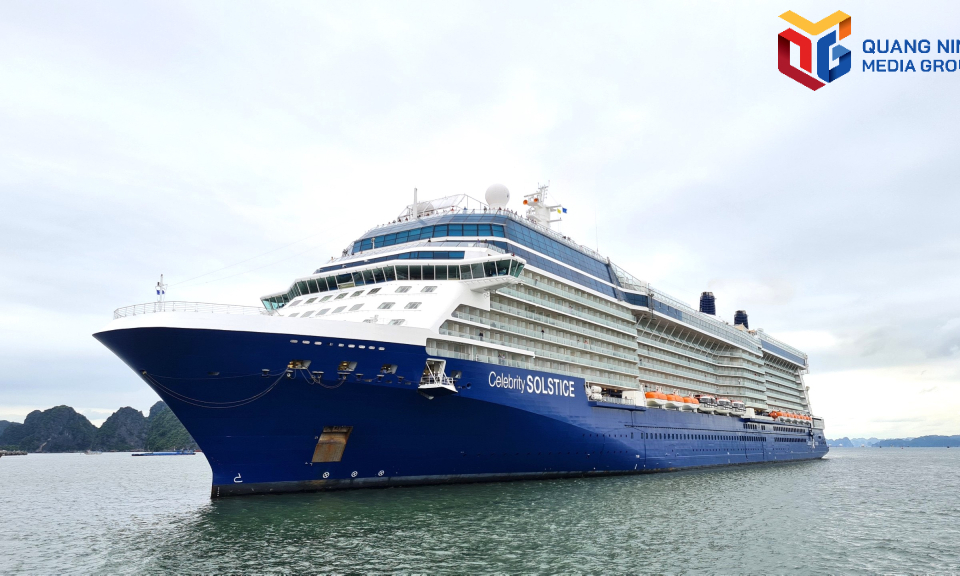 Two luxury cruise liners bring nearly 3,400 tourists to Ha Long