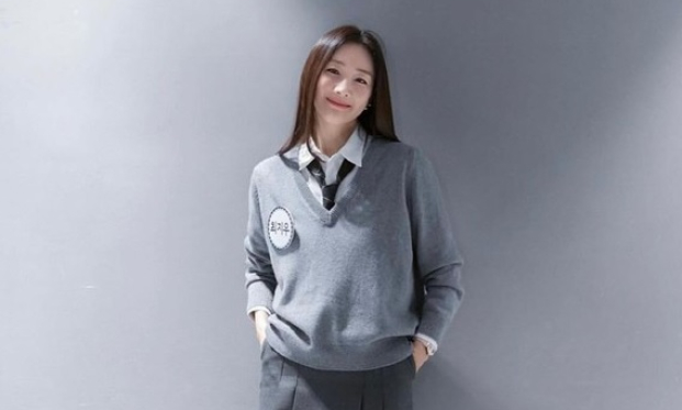 "Mẹ 1 con" Choi Ji Woo khoe nhan sắc lão hóa ngược với màn hóa "nữ sinh" ở tuổi U50