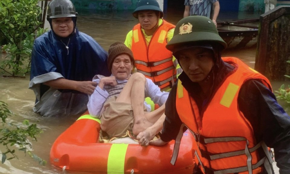 Công an xã dầm mình trong mưa lũ, cứu nhiều người dân thoát nạn