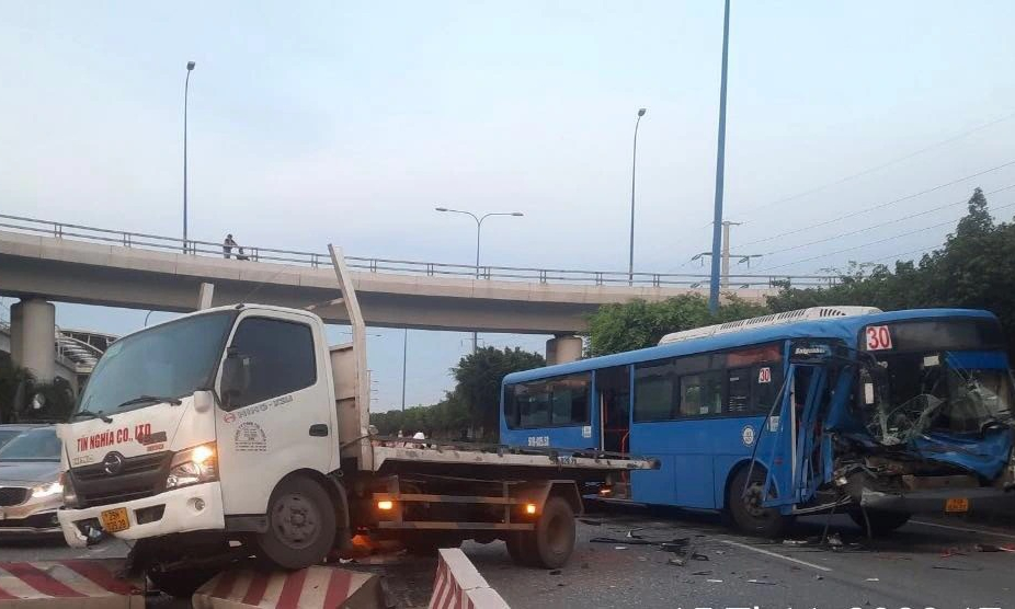 TP.HCM: Xe buýt chở sinh viên húc xe tải văng lên dải phân cách
