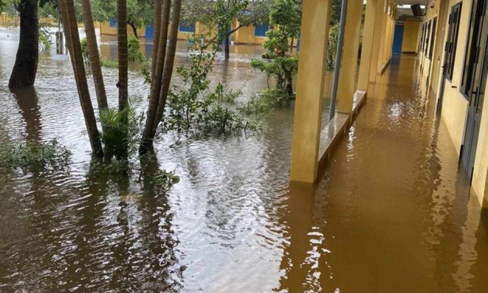 Ngập lụt bủa vây, học sinh Thừa Thiên Huế tiếp tục nghỉ học