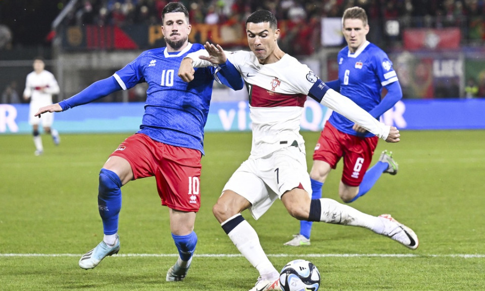 Ronaldo giúp Bồ Đào Nha toàn thắng, Tây Ban Nha vững ngôi đầu bảng