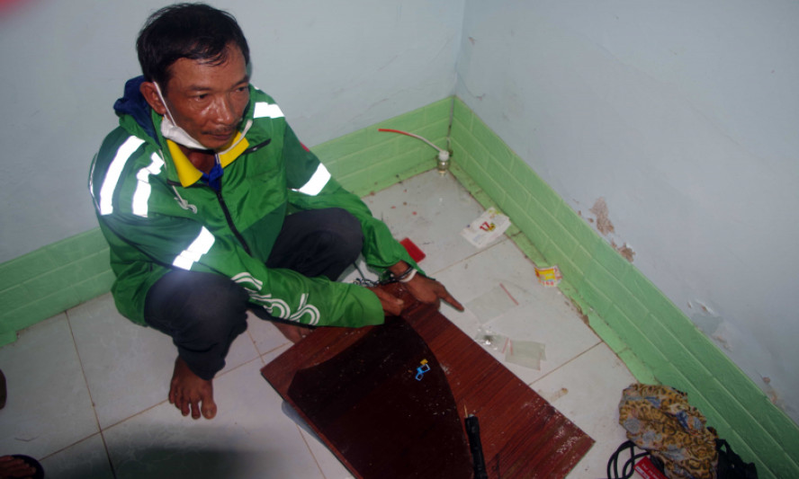 Mang theo “kho vũ khí” để đi đòi nợ